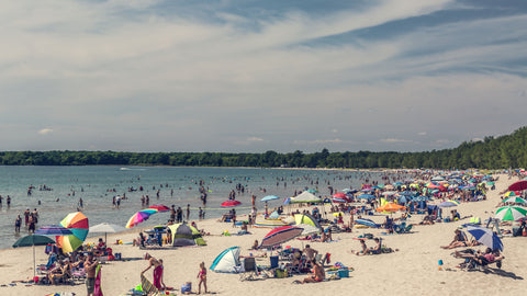 spiaggia affollata ferragosto