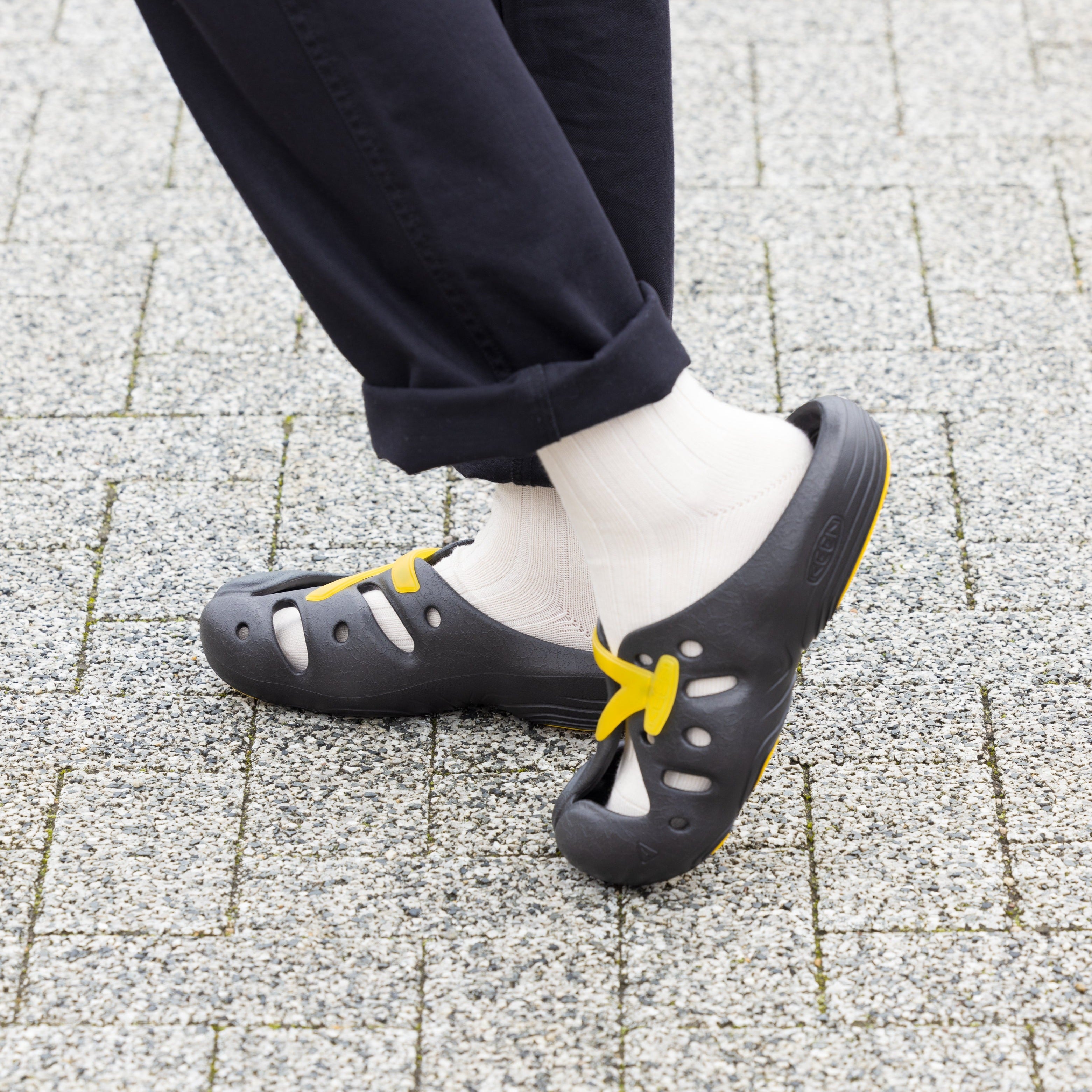 オールジェンダー ヨギーズ サンダル | Black/KEEN Yellow