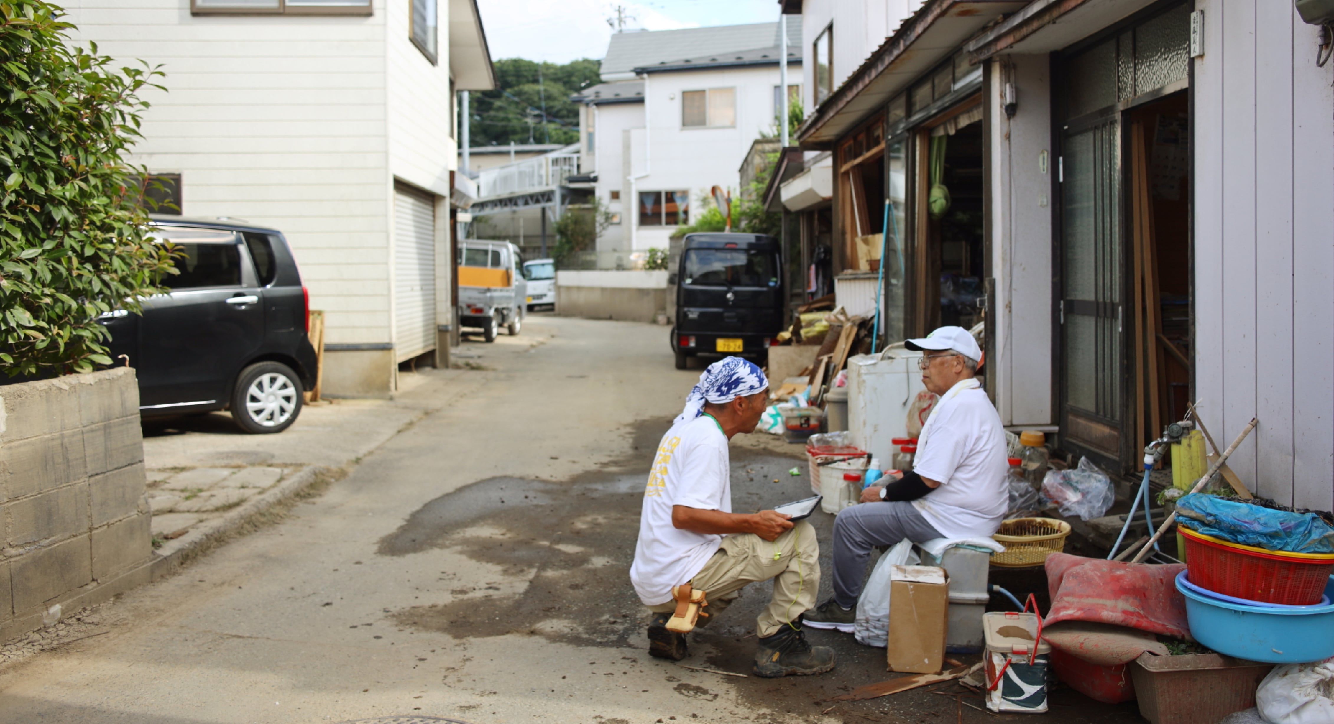 住民の話を聞くOPEN JAPANの肥田さん