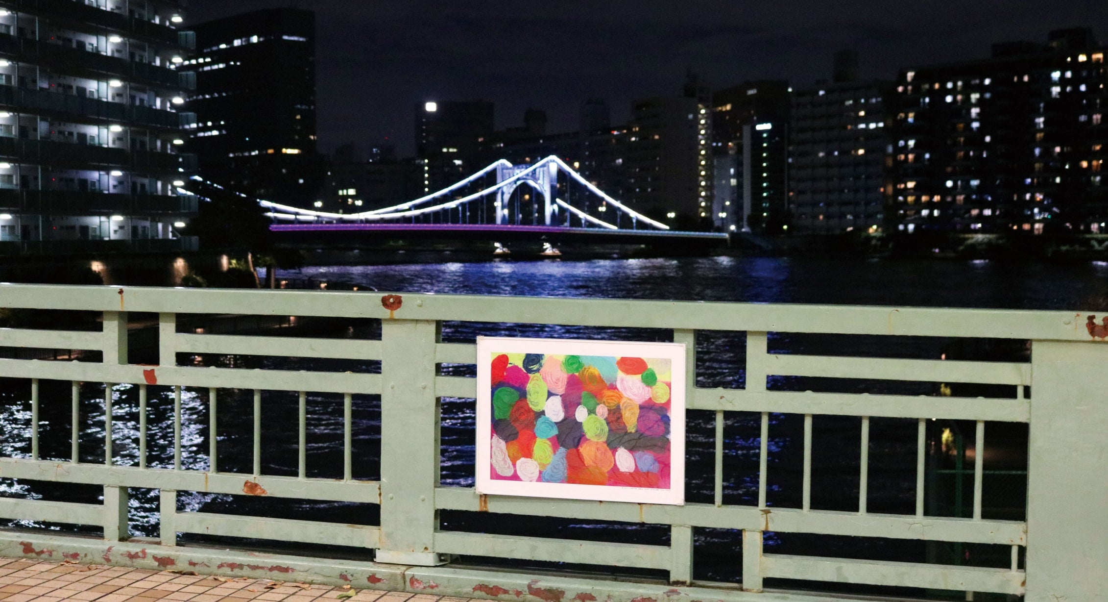 橋の闌干に飾られたアートの一つ