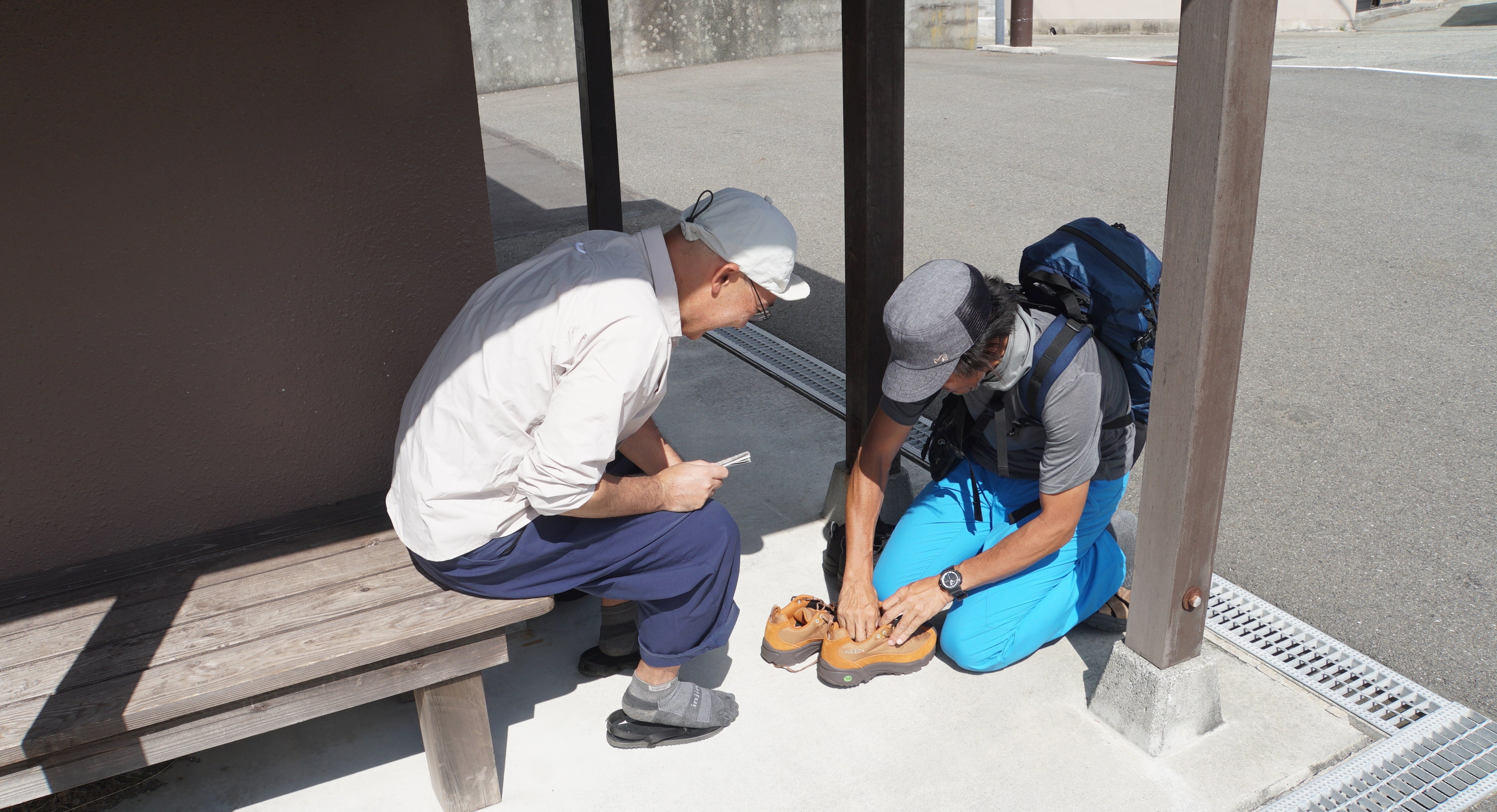 登山前にOuray LTをチェックする高橋庄太郎さんと土屋さん