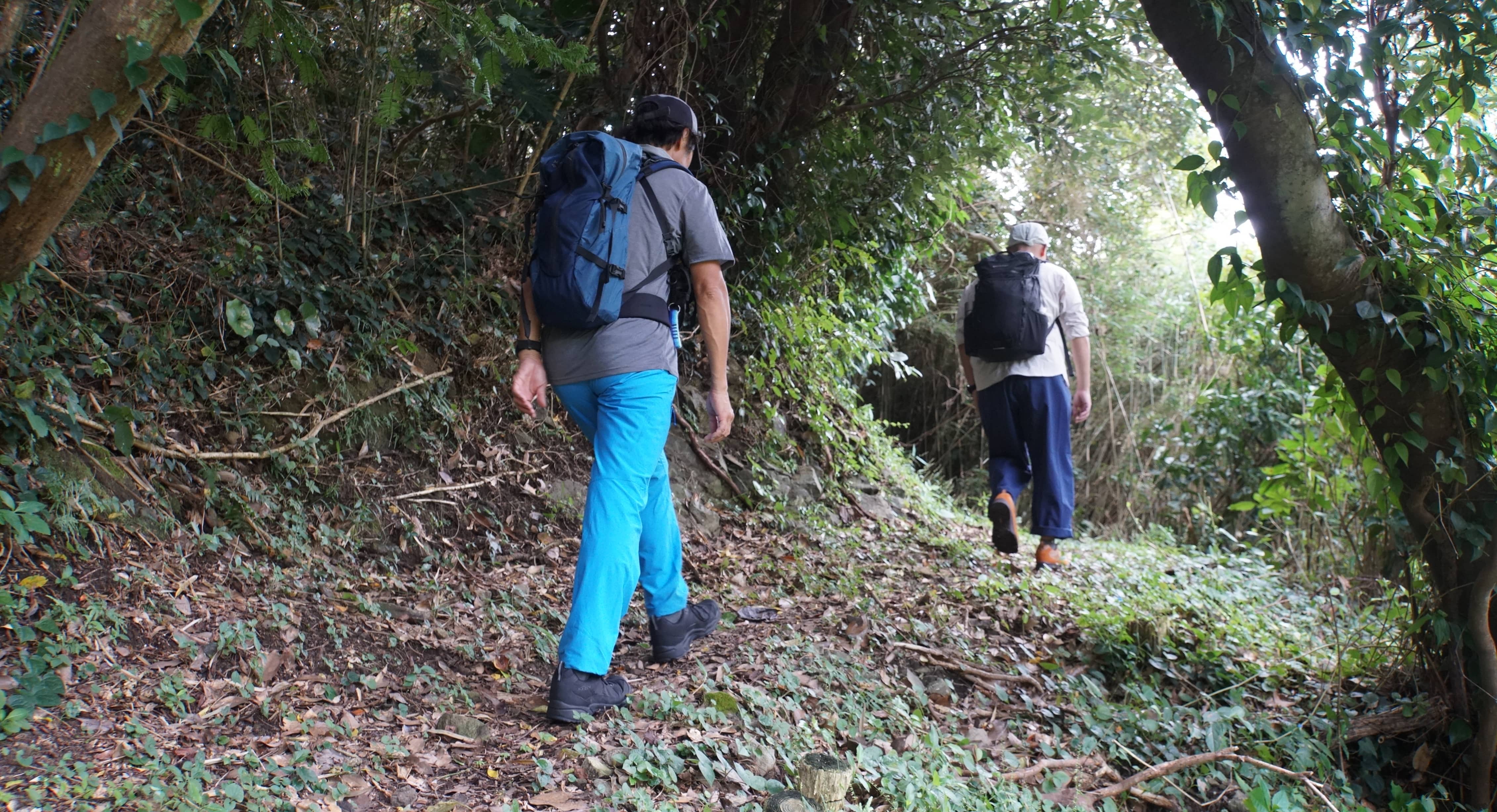 南伊豆歩道を歩く高橋庄太郎さんとHiker's Depotの土屋さん