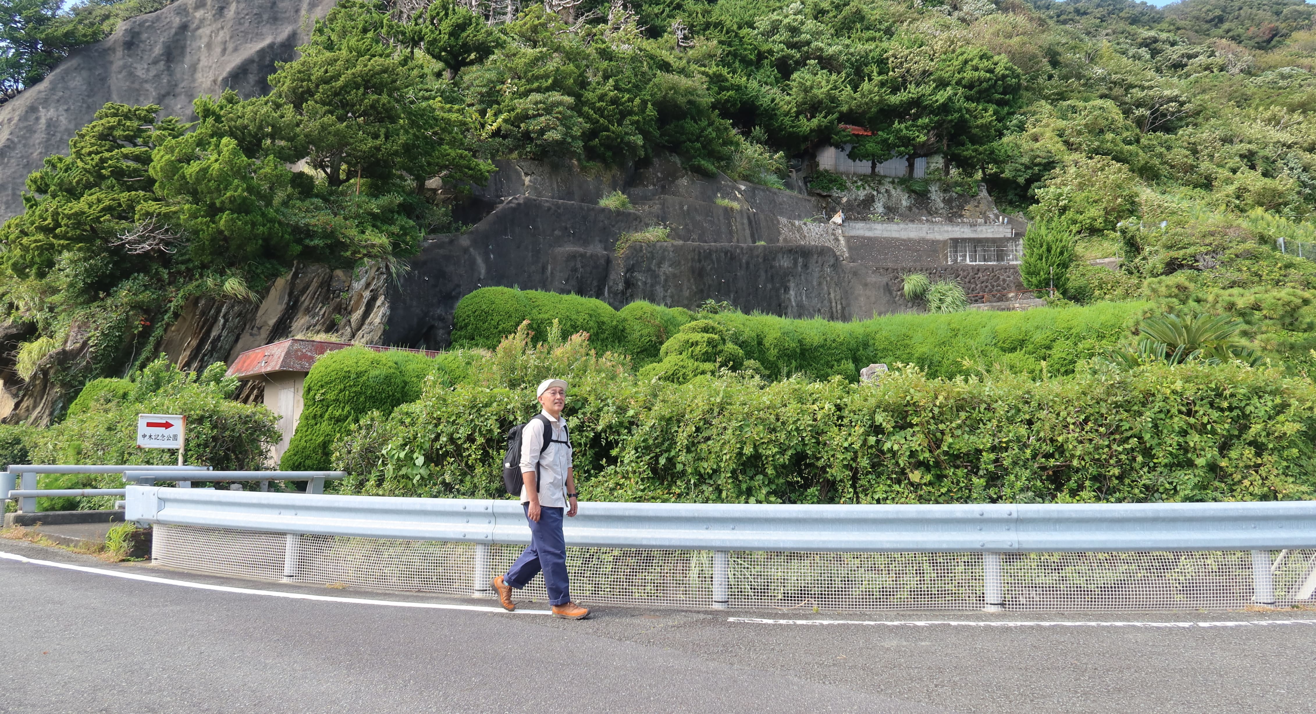 歩道を歩くHiker's Depotの土屋さん