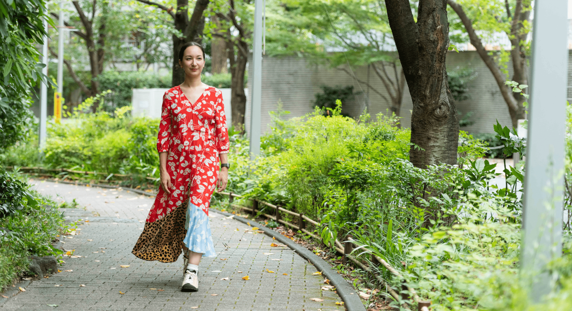 公園を歩くノイハウス萌菜さん