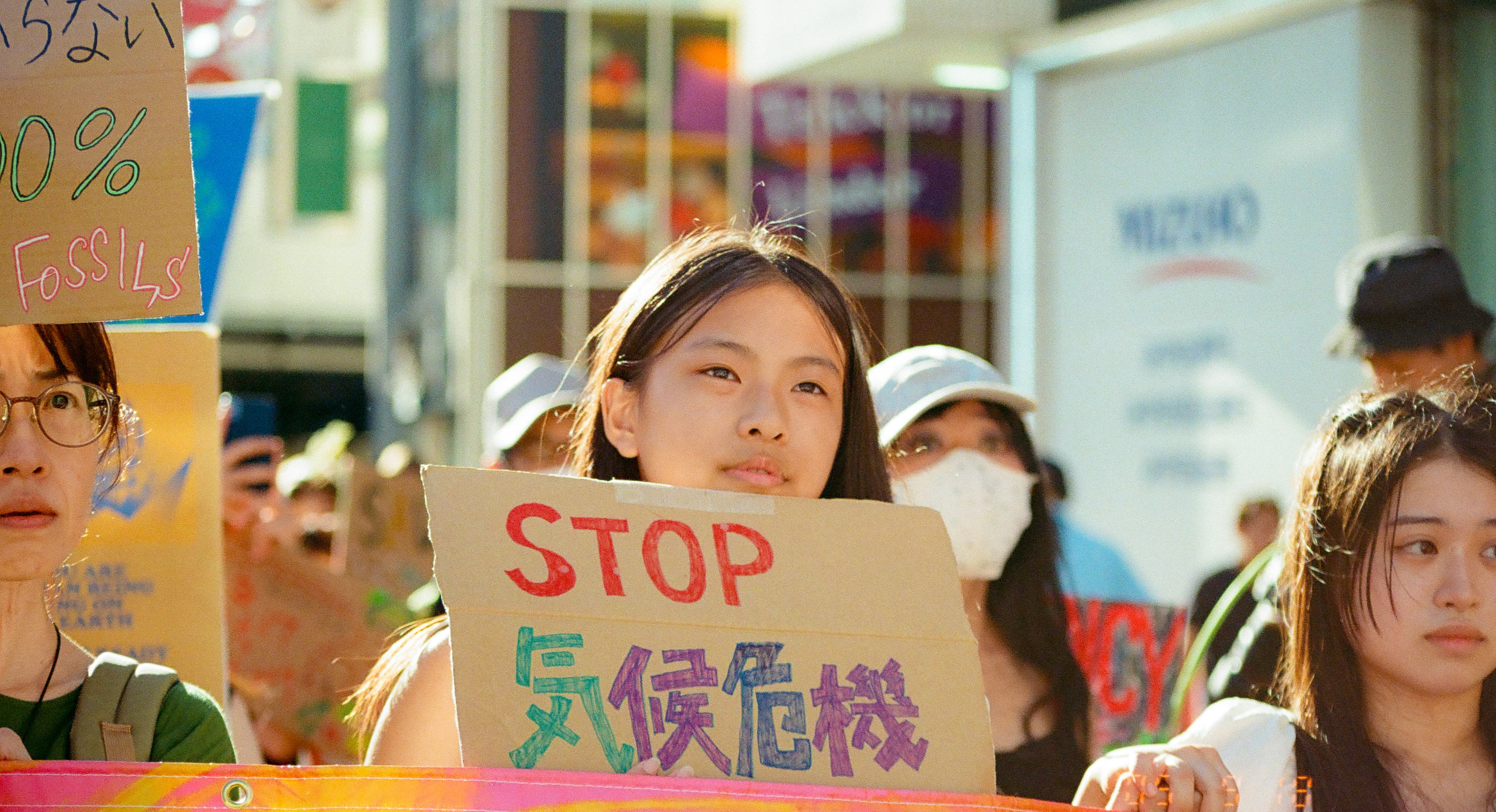 March for the dayにプラカードを持って更新する女性