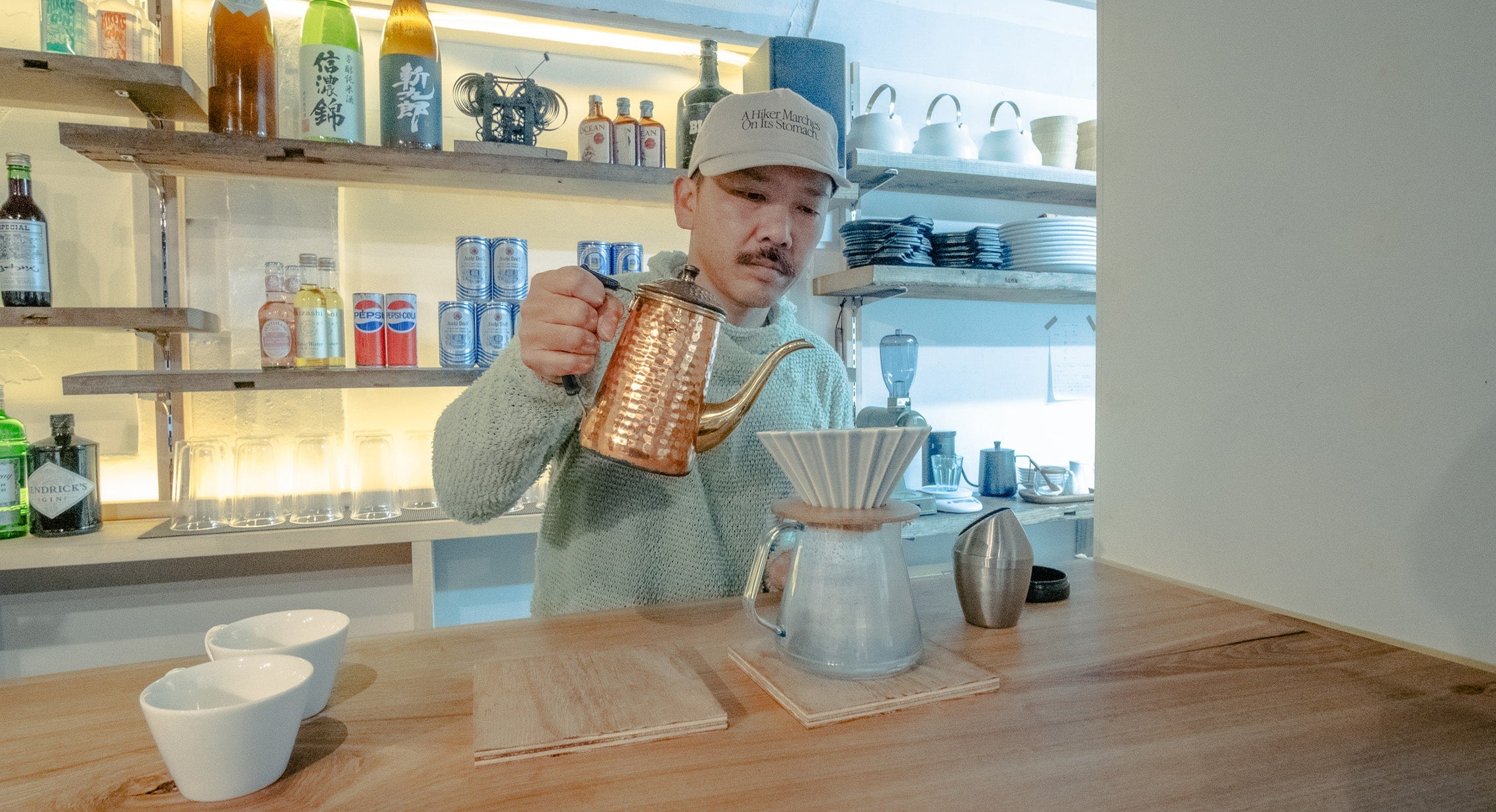 カウンターでコーヒーを淹れている伊藤圭さん。