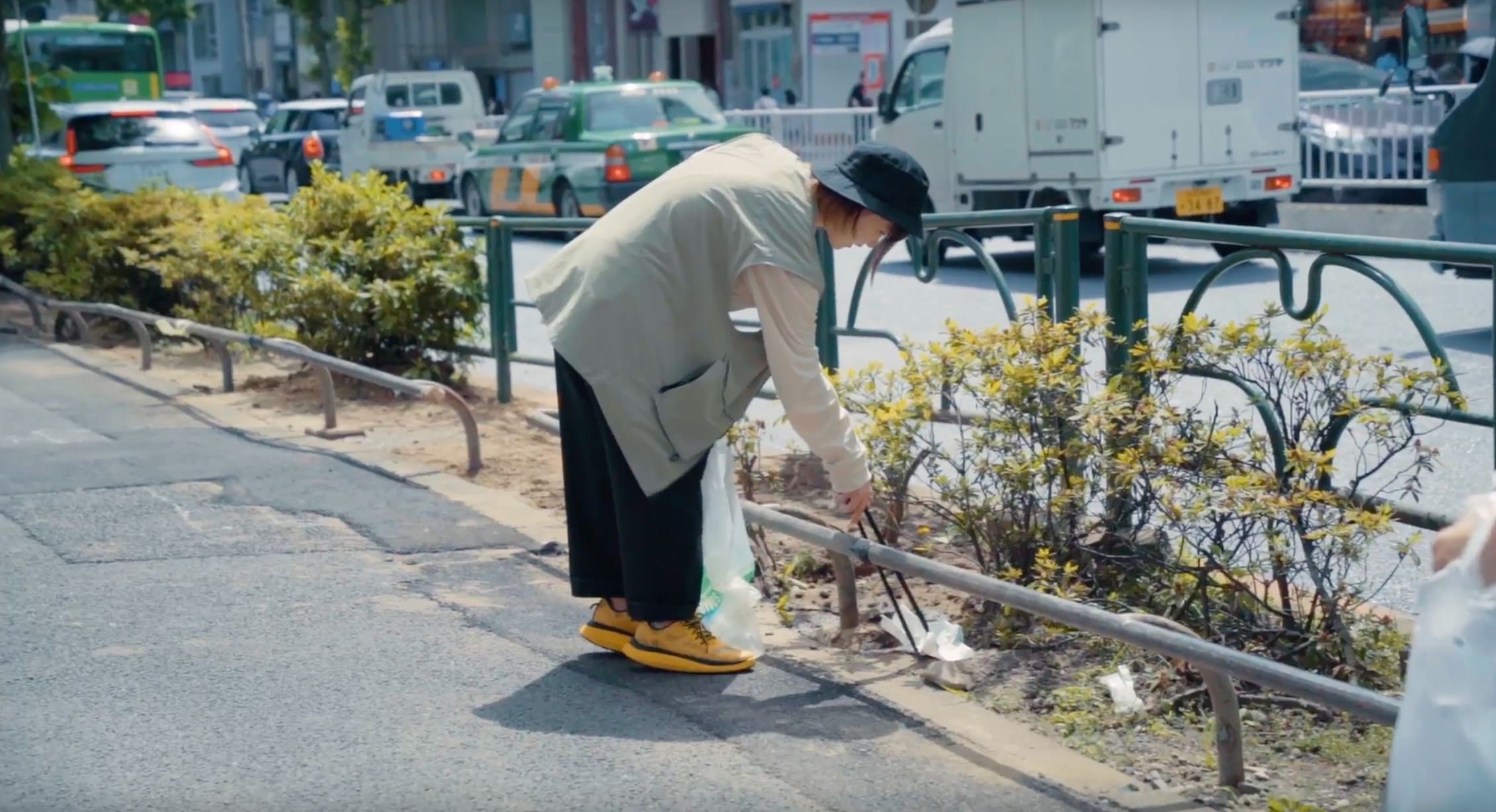 路肩に落ちているゴミを拾う参加者