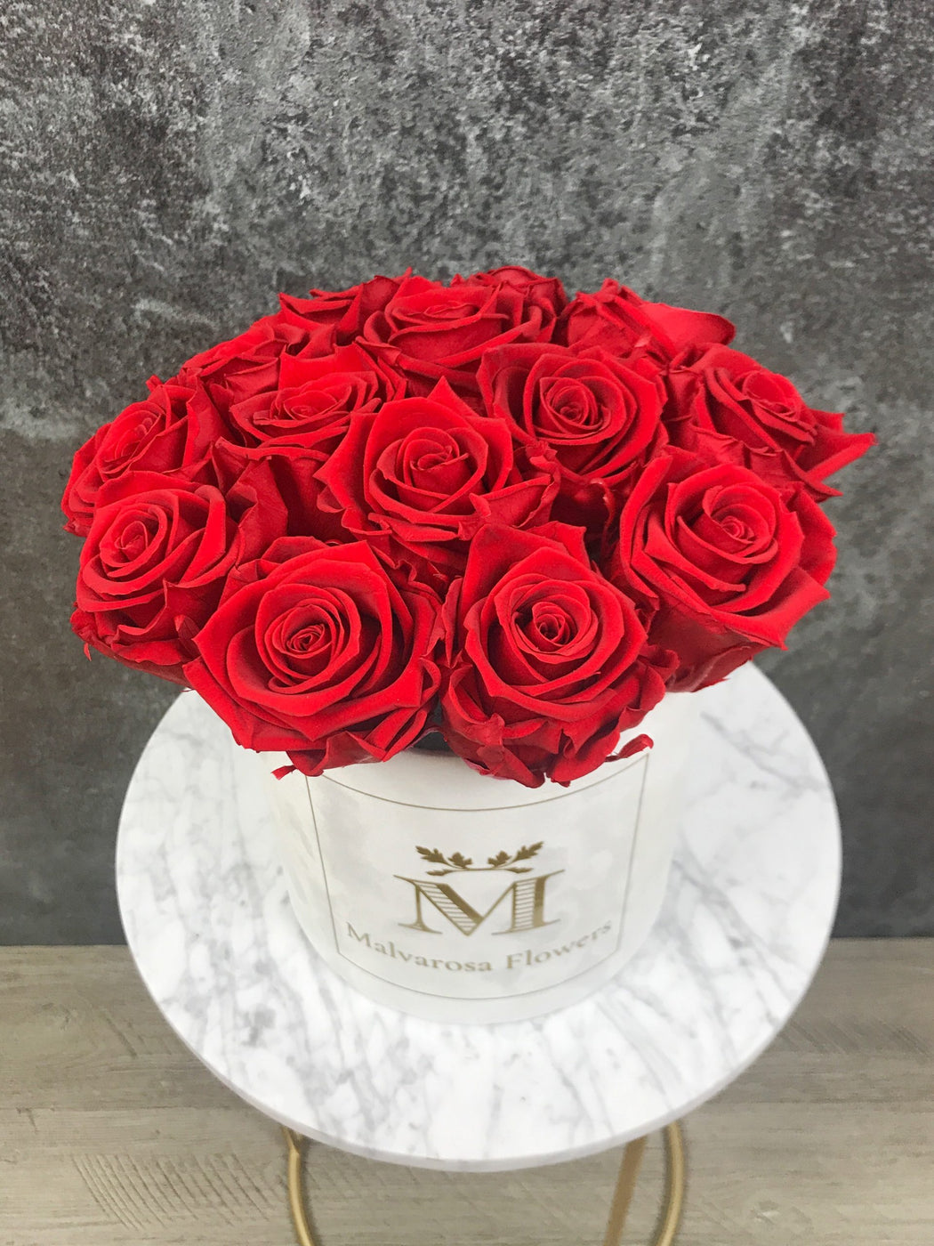 Boîte à fleurs avec rose éternelles rouges - Bouquet de Luxe en boîte en  velours blanche | Fleuriste à Ferney Voltaire | Livraison partout en France  – malvarosaflowers