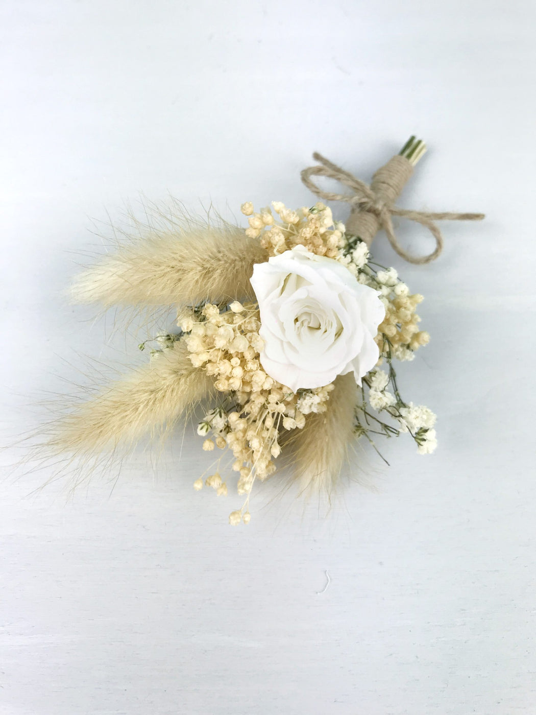 Boutonnière de mariage fleurs séchées avec lagurus écru et petite rose  stabilisée | Fleuriste à Ferney Voltaire | Livraison partout en France –  malvarosaflowers