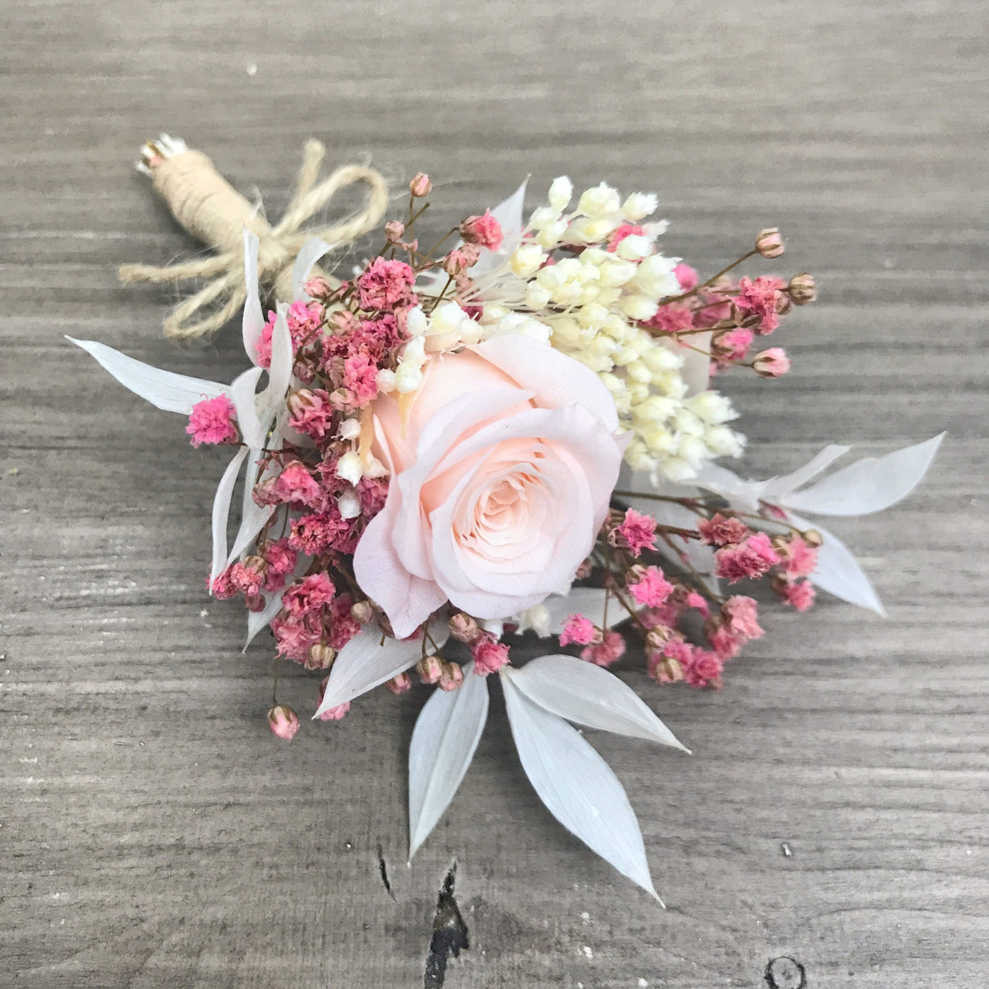 Boutonnière de mariage fleurs séchées avec rose et gypsophile stabilisée  rose | Fleuriste à Ferney Voltaire | Livraison partout en France –  malvarosaflowers