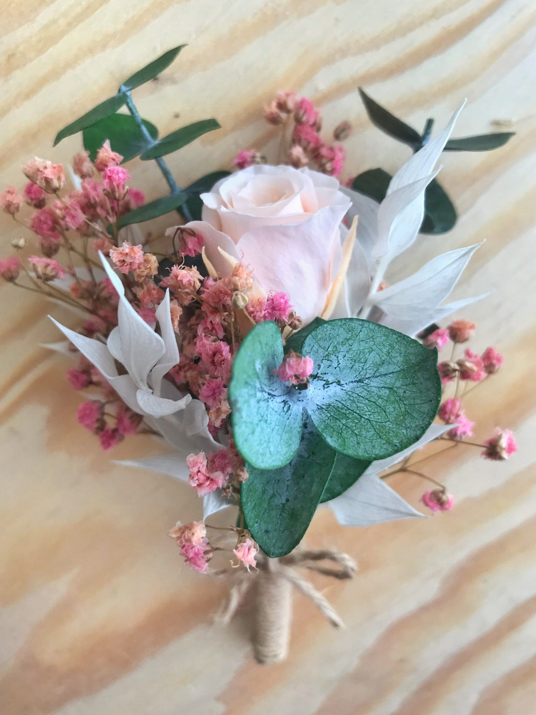 Boutonnière de mariage fleurs séchées avec rose eternelle, gypsophile rose  et eucalyptus stabilisée | Fleuriste à Ferney Voltaire | Livraison partout  en France – malvarosaflowers