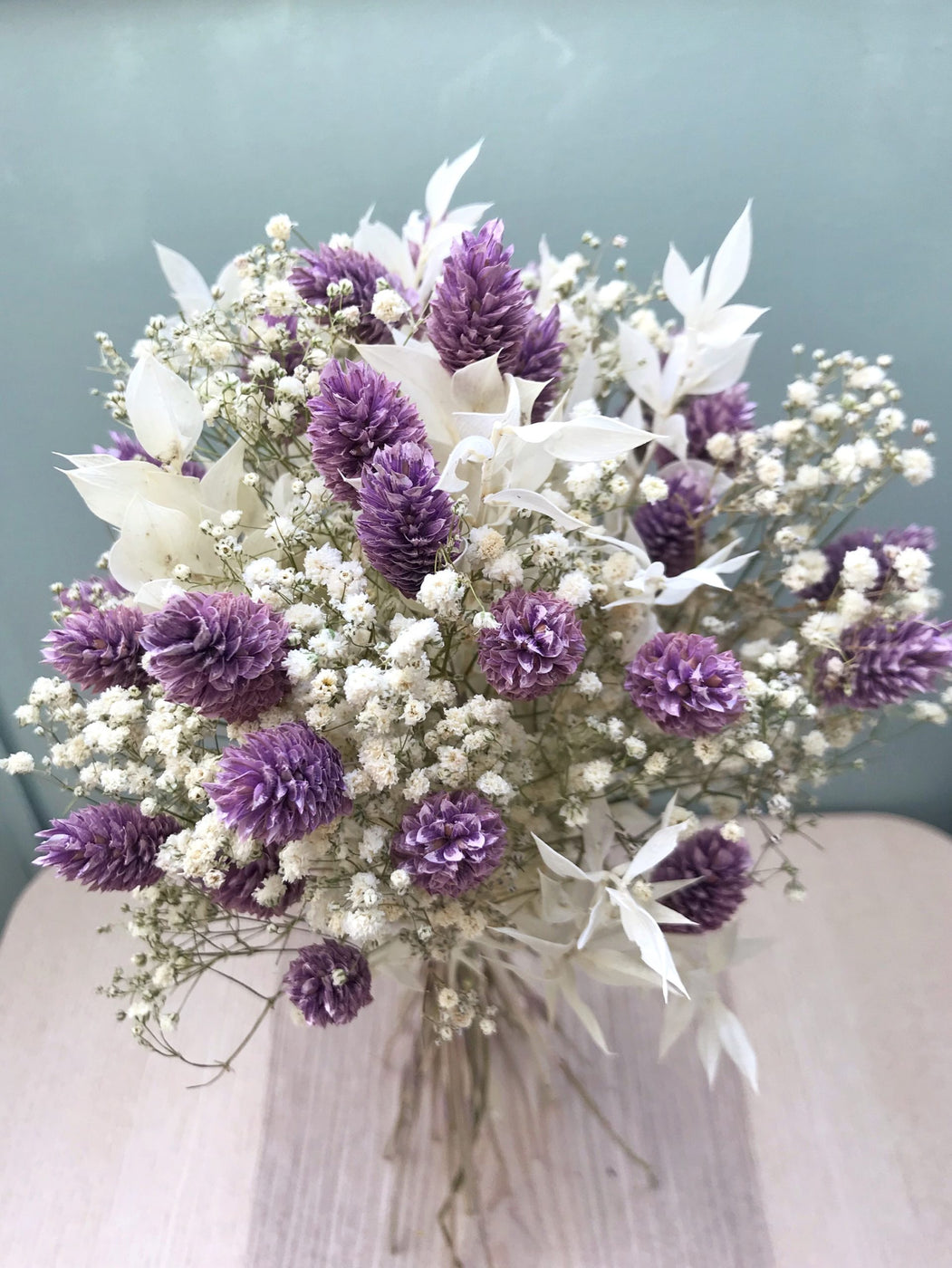 Bouquet de fleurs séchées avec gypsophile blanche et phalaris violet -  Bouquet “Mia” | Fleuriste à Ferney Voltaire | Livraison partout en France –  malvarosaflowers