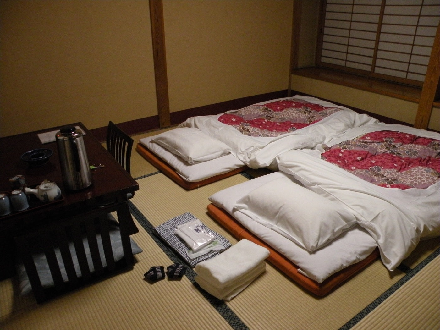 Un futón es un tipo de colchón que configura una cama japonesa. Los futones  japoneses son bajos, …