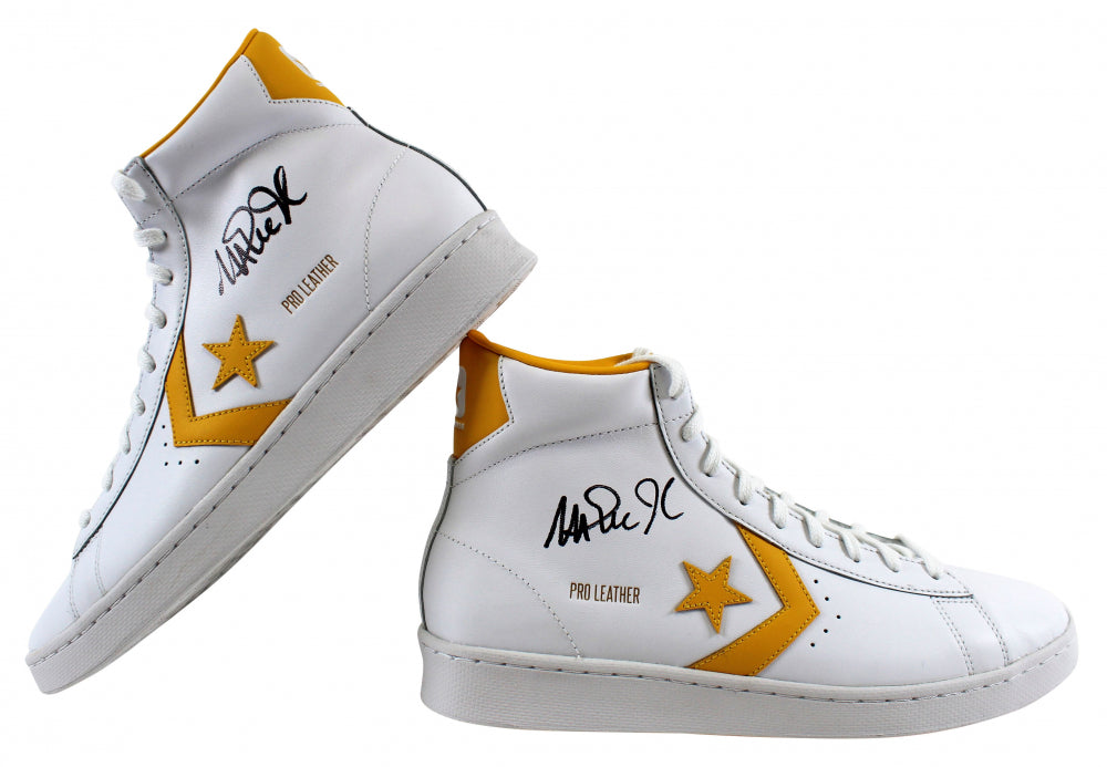 Ocupar Quien Corchete Magic Johnson Signed Converse Basketball Shoe With Display Case (Becke –  Sports Online