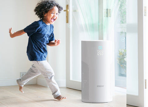 A child playing next to Eoleaf's AEROPRO 40 air purifier