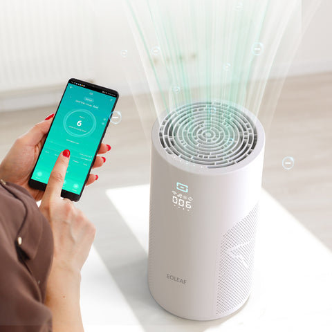 Eoleaf's AEROPRO 40 air purifier with Tuya app monitoring pollution levels in real-time