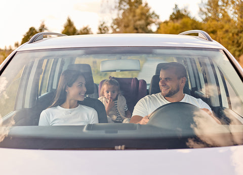 Une famille heureuse conduisant dans une voiture