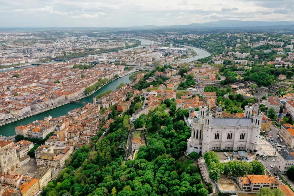 Une vue de haut de la ville de Lyon