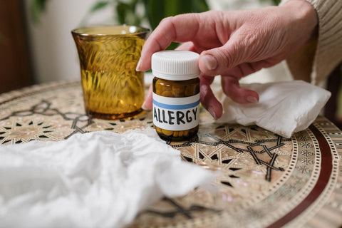 Une bouteille de médicament avec le mot 'allergie' écrit dessus