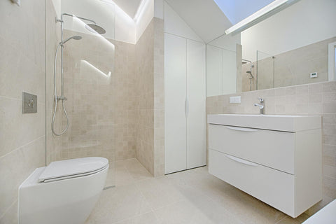 Une salle de bain blanche et propre