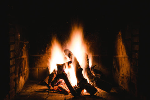 Chauffage au bois dans une cheminée