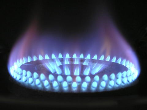 Une plaque de cuisson au gaz naturel flamme bleue