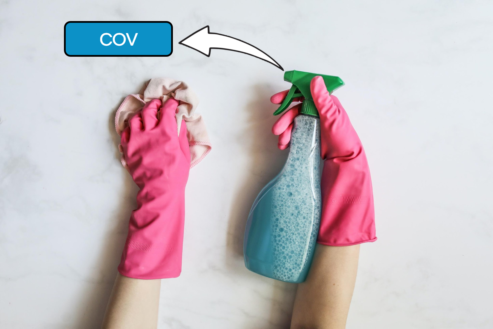 Une personne portant des gants roses pour nettoyer une surface avec un produit de nettoyage