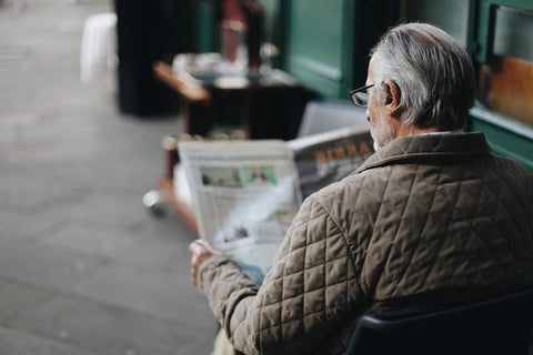 Un homme âgé lisant un journal
