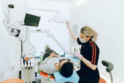 Un dentiste travaillant sur un patient