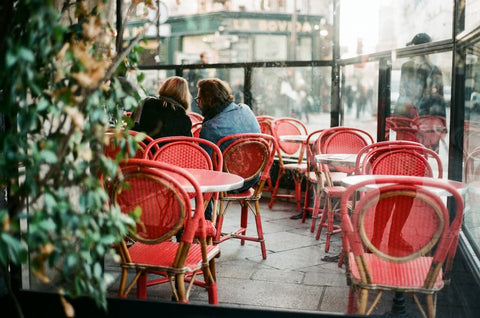 Un couple assis en terrasse dans un restaurant