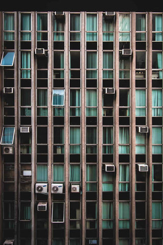 Un immeuble équipé de climatiseurs montés sur les fenêtres