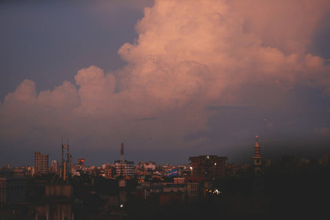 Une ville avec de l'air pollué au crépuscule