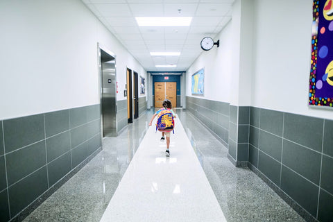 Un enfant qui marche dans le couloir à l'école