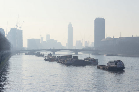 Une ville portuaire couverte de smog