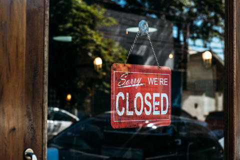 Une pancarte dans un restaurant disant "Désolé, nous sommes fermés"