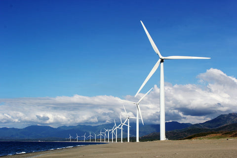 Éoliennes alignées sur une plage