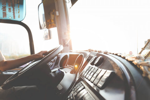 Un conducteur de véhicule utilitaire conduisant un camion