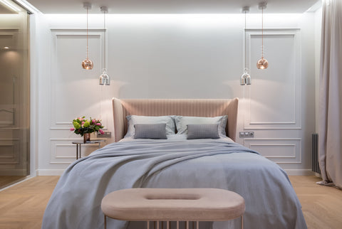 Une chambre à la lumière naturelle avec un lit gris