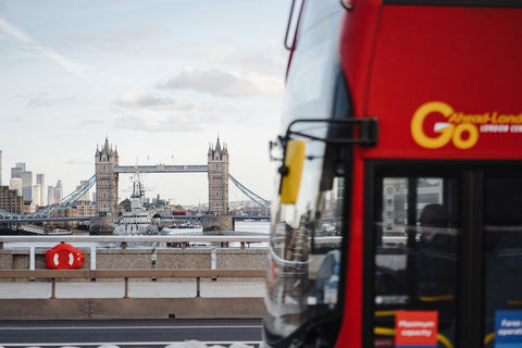 Un bus à impériale passant devant le London Bridge