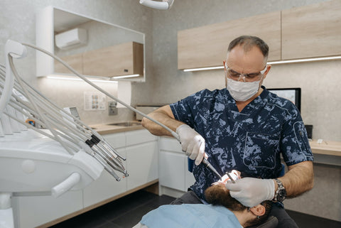 Un dentiste travaillant sur un patient
