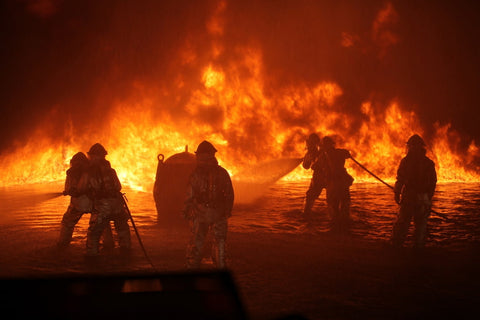 Pompiers combattant un feu de forêt
