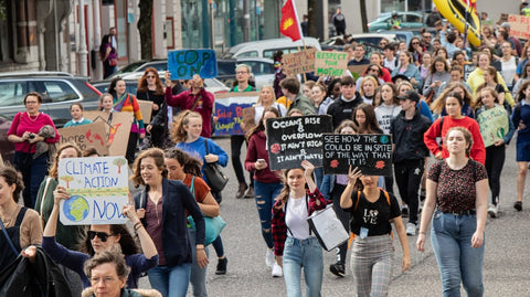 Une foule de militants du climat dans la rue