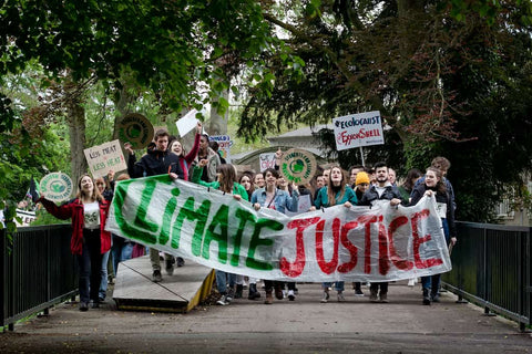 Un groupe de jeunes manifestants pour la justice climatique