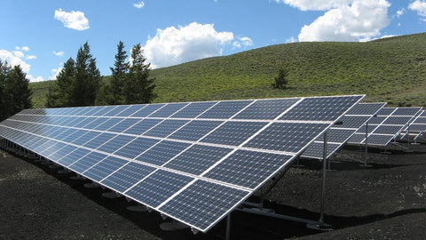 Une ferme de panneaux solaires