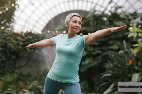 Une femme qui fait du yoga