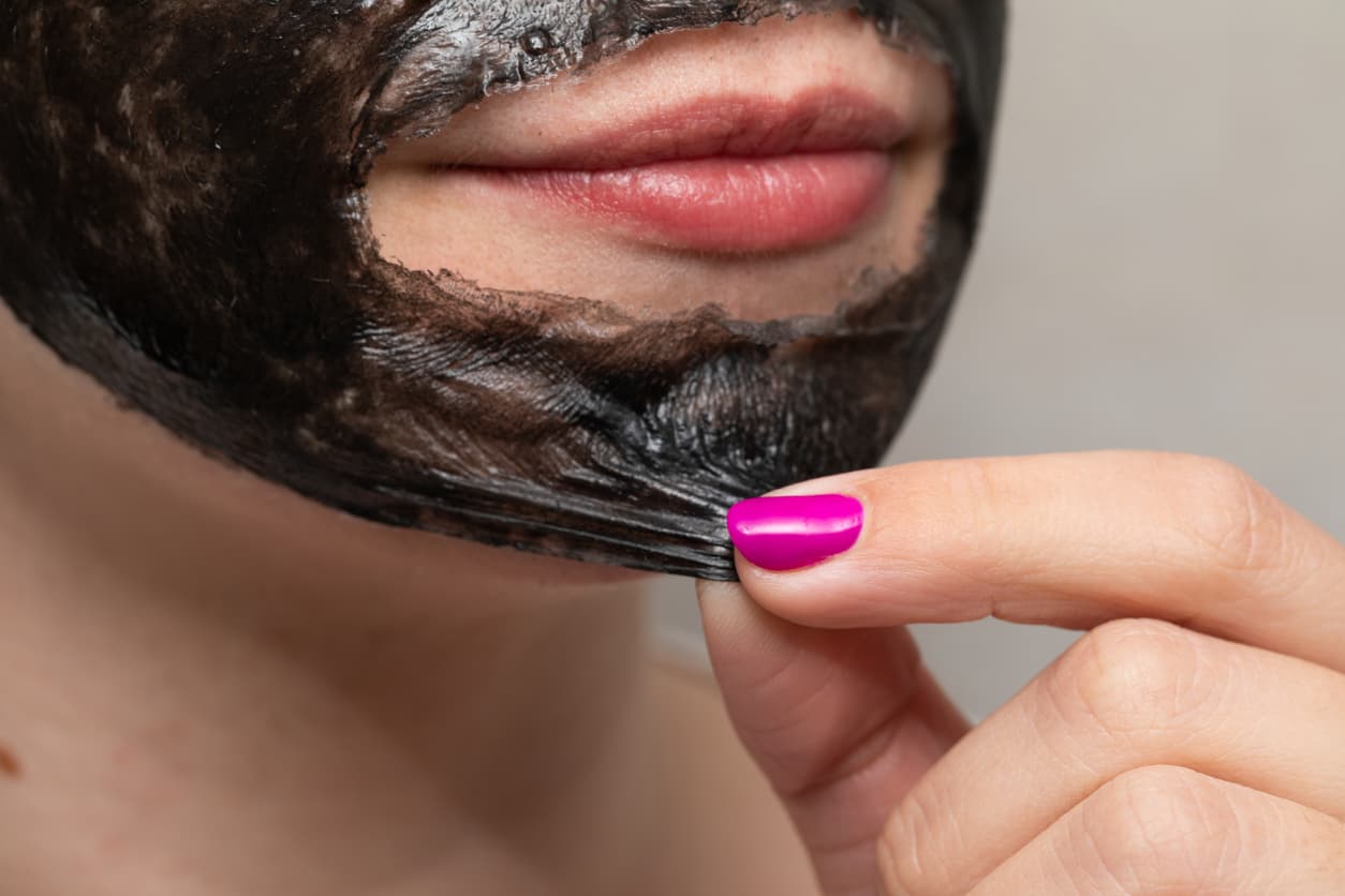 How to Apply a Charcoal Face Mask and The Types Available