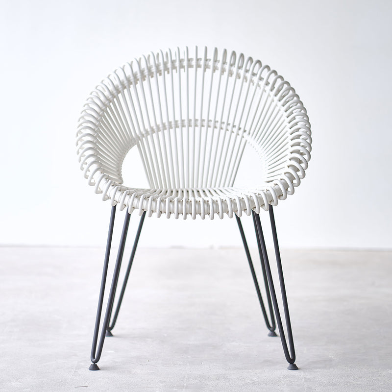 white dining chairs with stainless steel legs