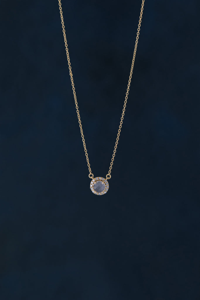Detailaufnahme von kleine runde Rosenquarz Halskette mit kleine Kristallen