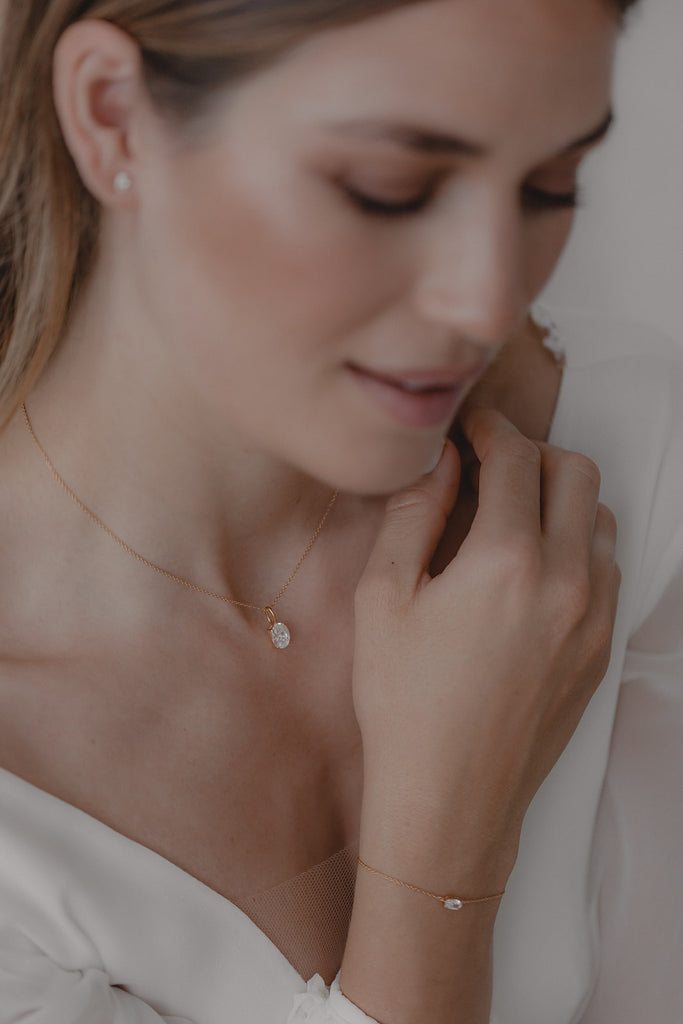Braut mit zarte Halskette mit ovalem Kristall-Anhänger
