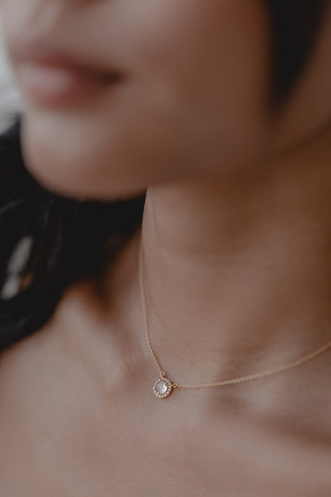 Detailaufnahme von kleine runde Rosenquarz Halskette mit kleine Kristallen